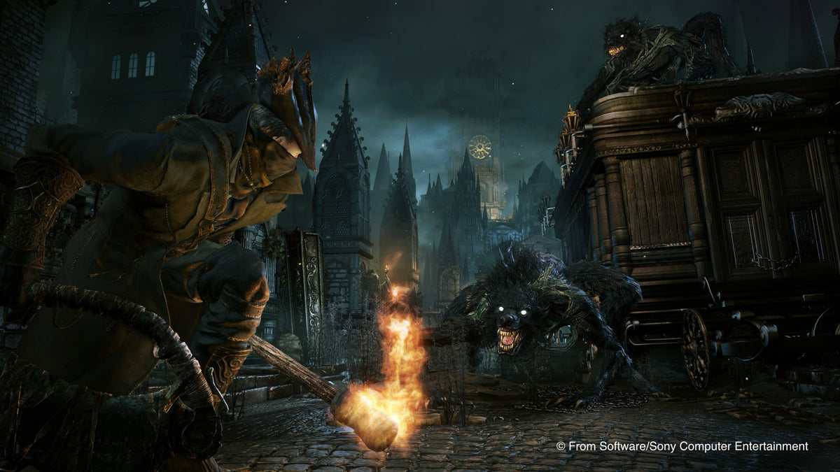 Bloodborne: Ein Jäger mit brennender Fackel steht in den nächtlichen, viktorianischen Straßen von Yharnam einer bedrohlichen Bestie gegenüber. | © From Software/Sony Computer Entertainment