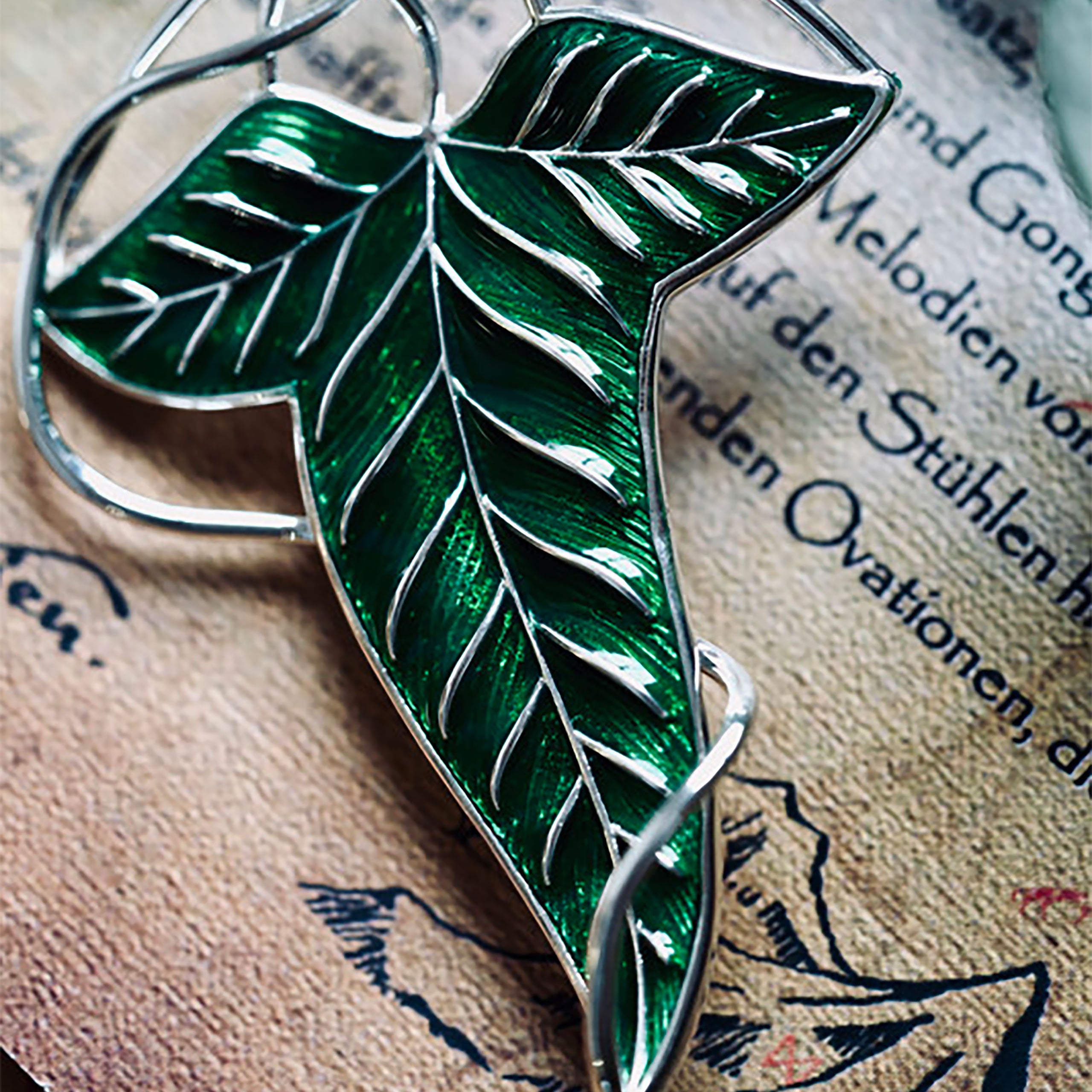 Imagen del producto El Señor de los Anillos - Réplica de broche de hoja