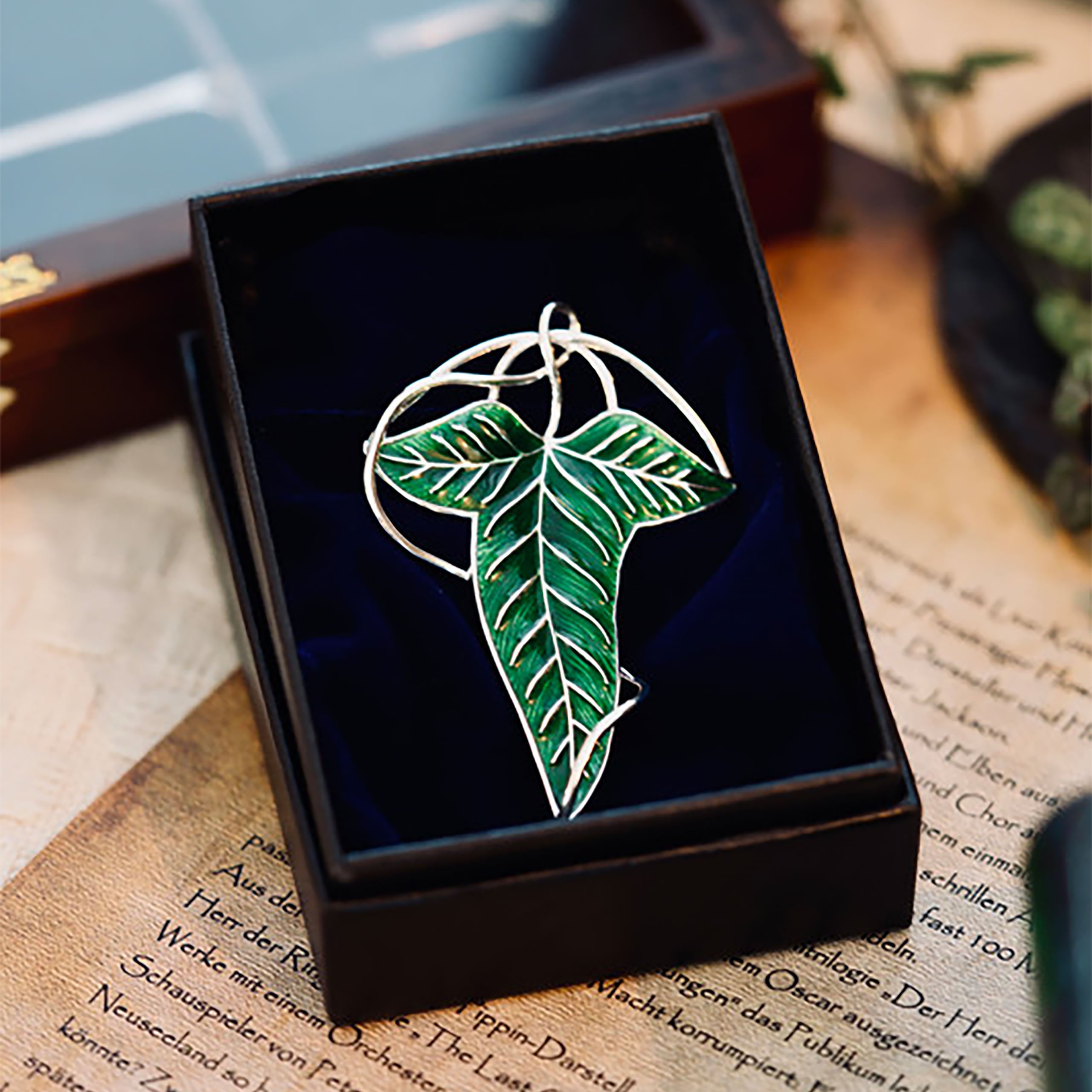 Imagen del producto El Señor de los Anillos - Réplica de broche de hoja
