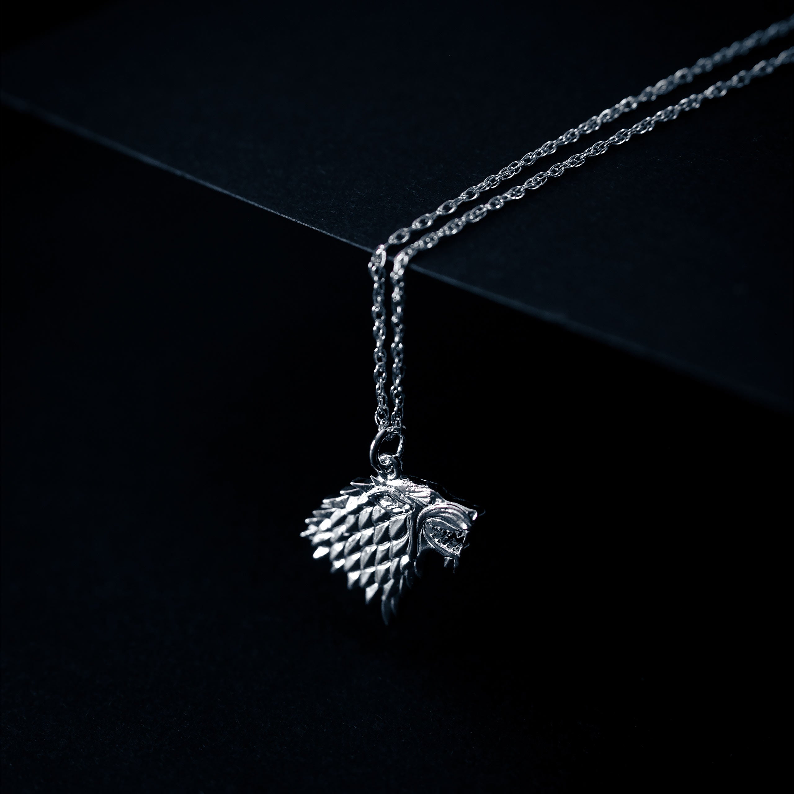 Imagen del producto Juego de Tronos - Collar de plata con el escudo de Stark