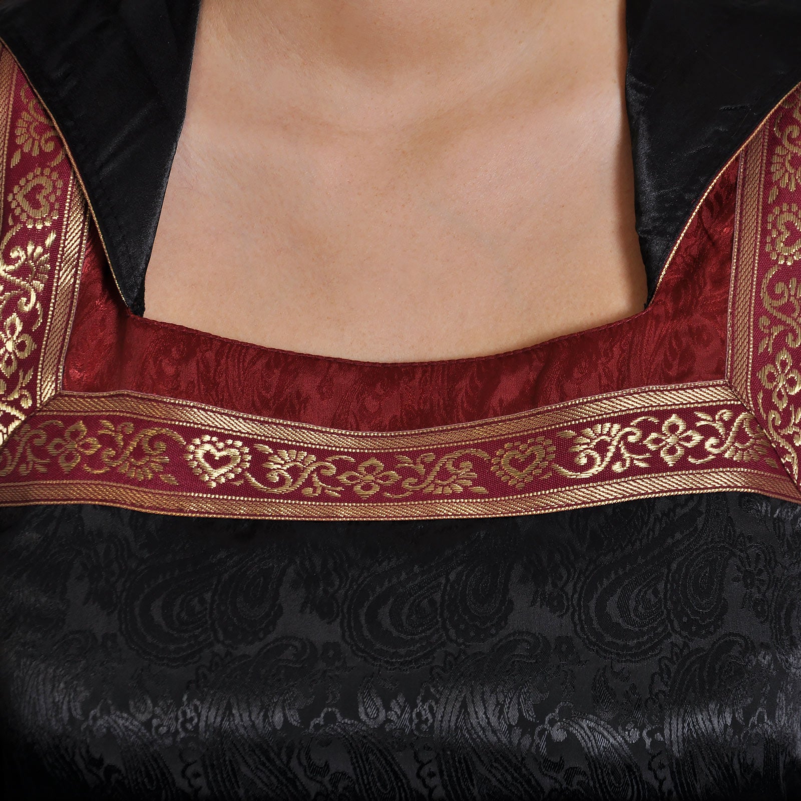 Imagen del producto Vestido medieval Otilia con capucha en punta negro-burdeos