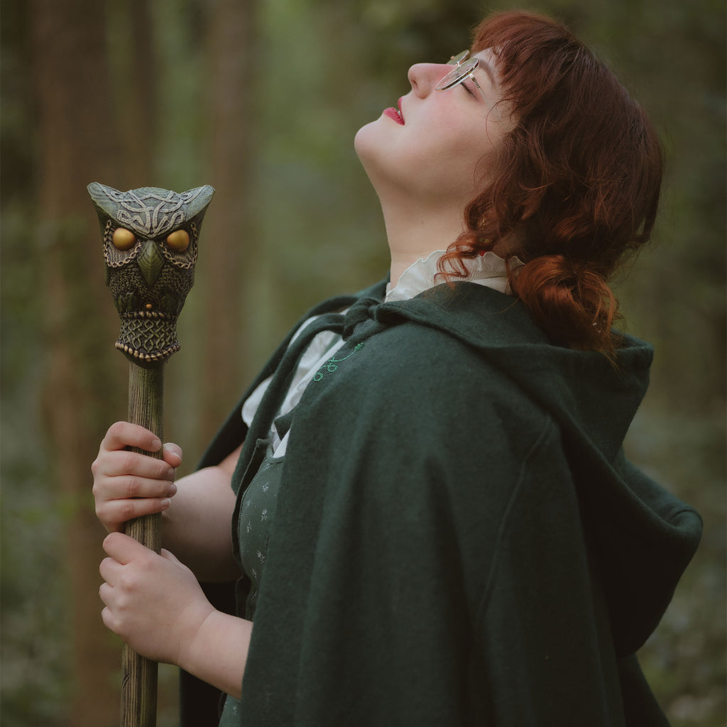 Imagen del producto Capa medieval con capucha y bordado verde