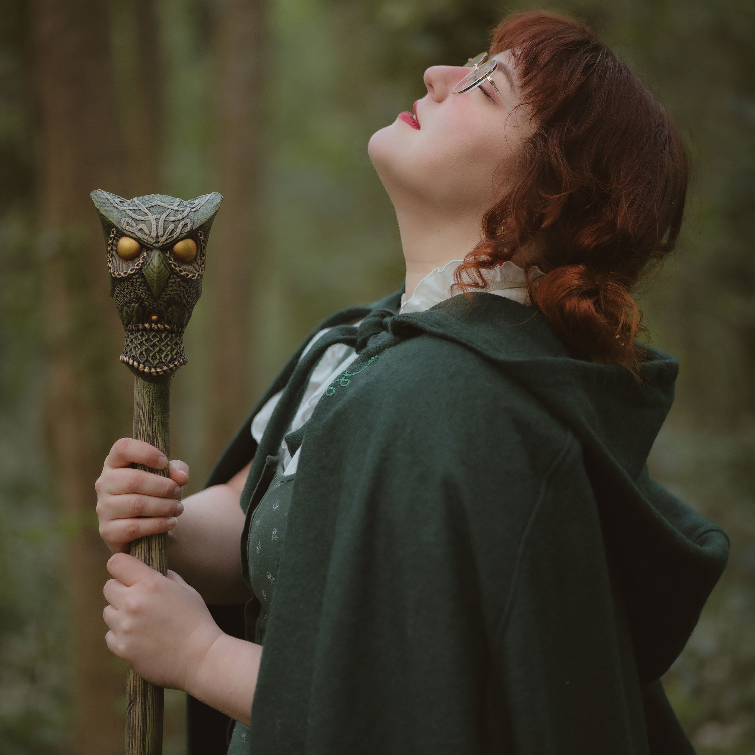 Imagen del producto Capa medieval con capucha y bordado verde