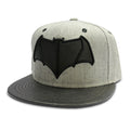 Imagen del producto Batman v Superman - Gorra Snapback con Logo gris