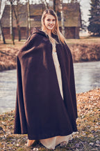 Imagen del producto Capa medieval de lana para mujer con capucha, bordado y hebilla de metal marrón