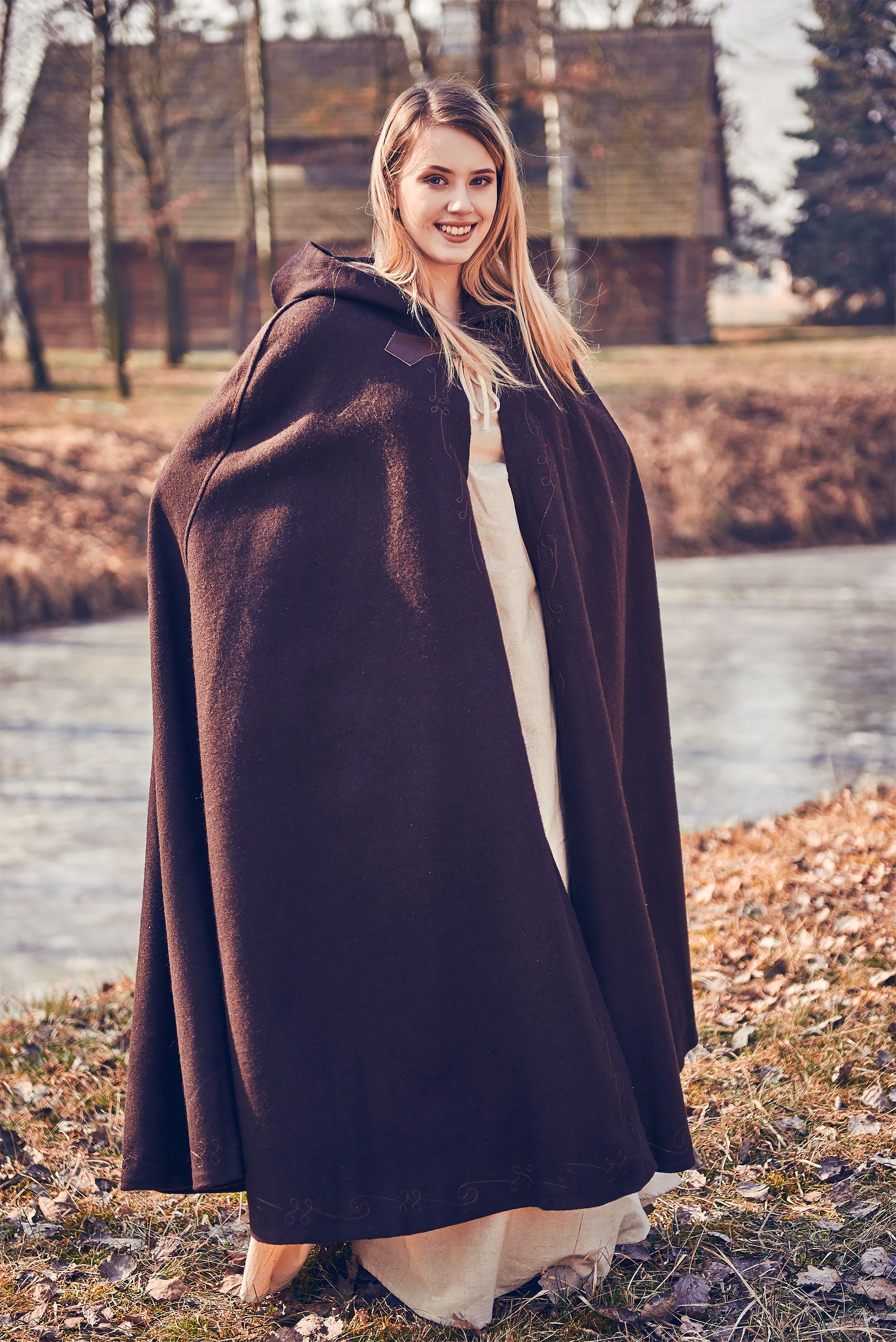 Imagen del producto Capa medieval de lana para mujer con capucha, bordado y hebilla de metal marrón