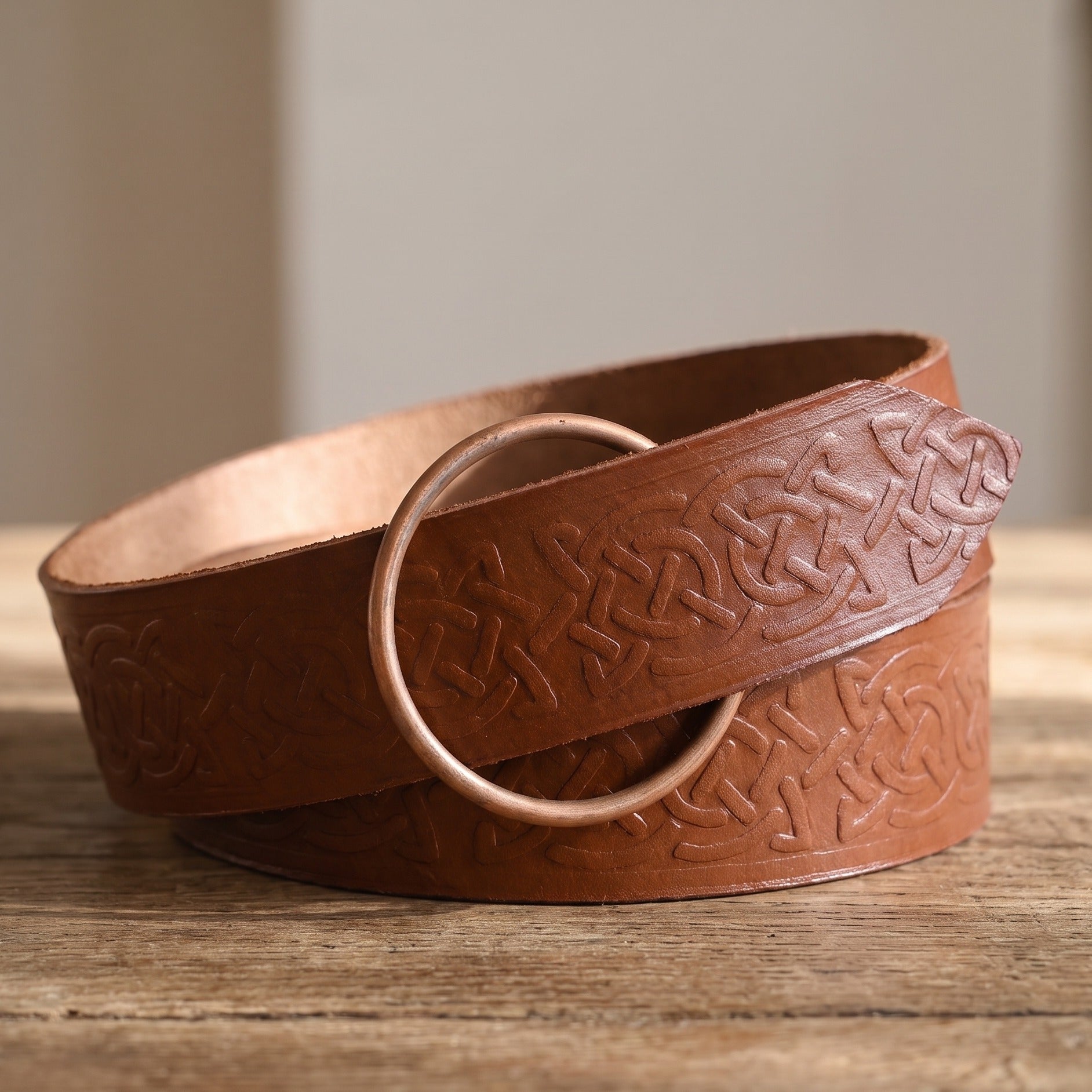 Imagen del producto Cinturón medieval con anillo con estampado celta marrón