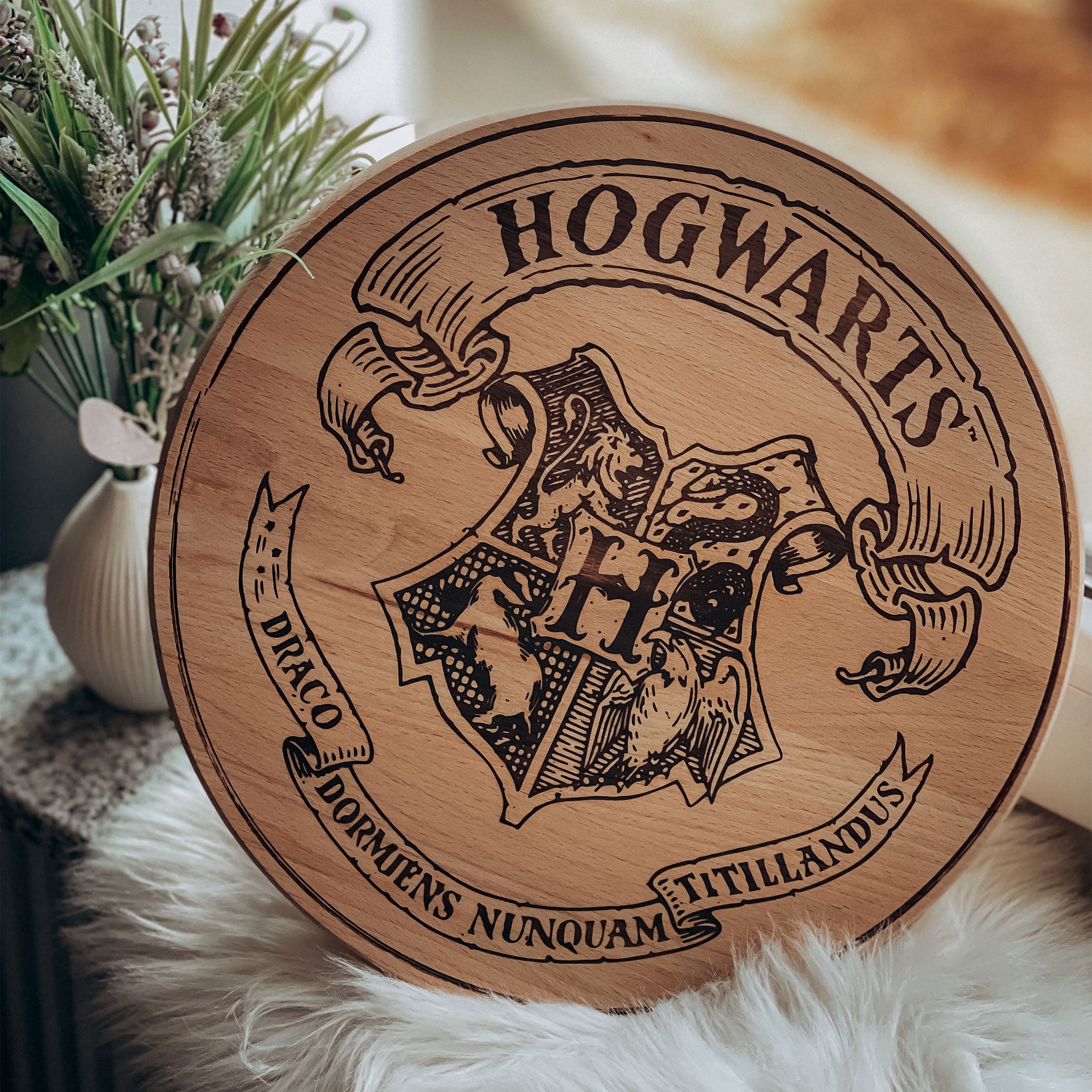 Imagen del producto Harry Potter - Tabla de cortar escudo de Hogwarts de haya