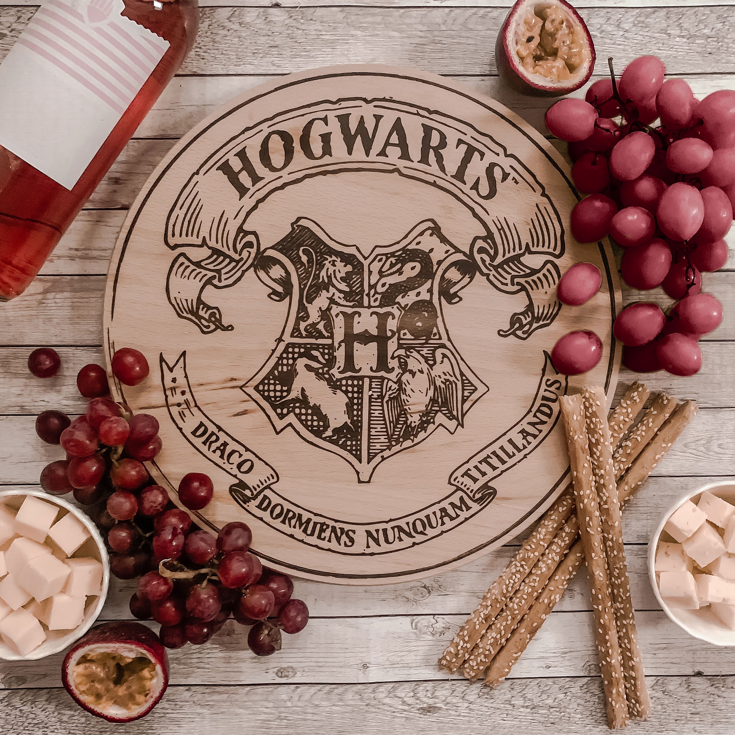 Imagen del producto Harry Potter - Tabla de cortar escudo de Hogwarts de haya