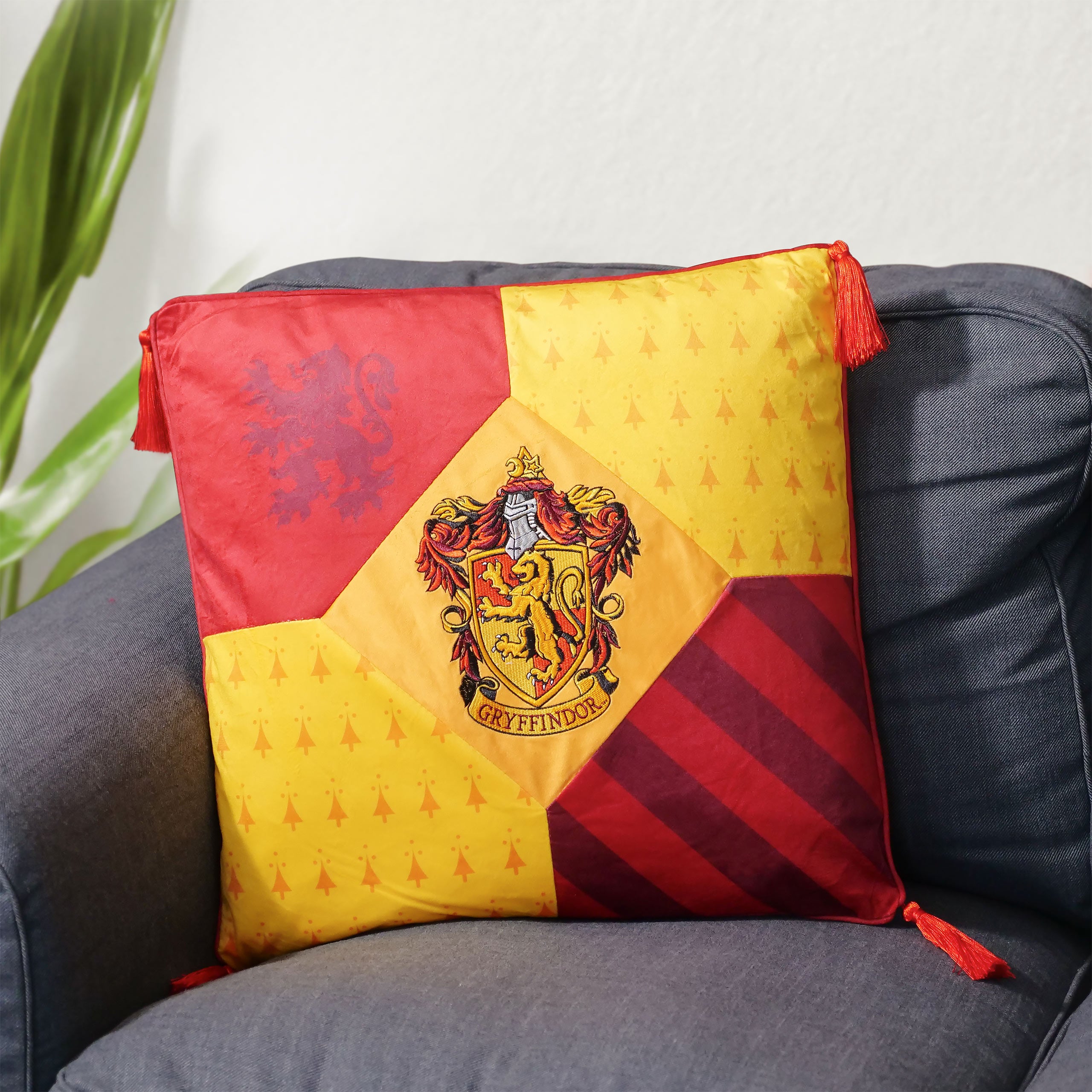 Product image Harry Potter - Gryffindor Deluxe Cushion with Tassels