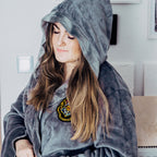 Imagen del producto Harry Potter - Bata de baño con escudo de Hufflepuff gris