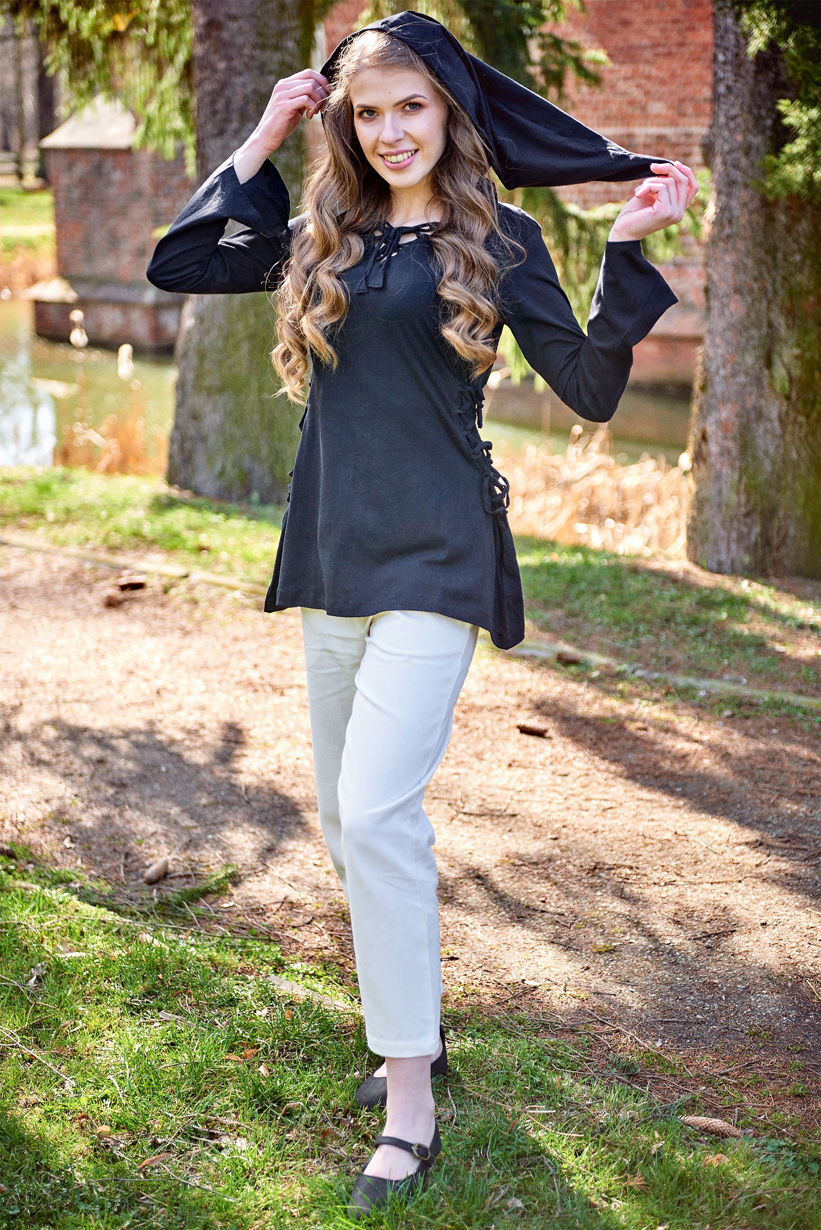 Imagen del producto Blusa medieval Lea con capucha negra