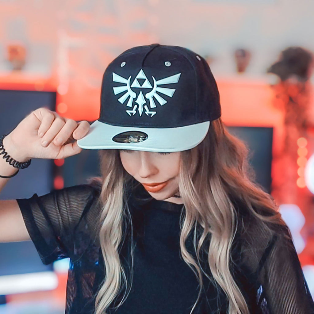 Imagen del producto Zelda - Gorra Snapback con logo de Hyrule en blanco y negro