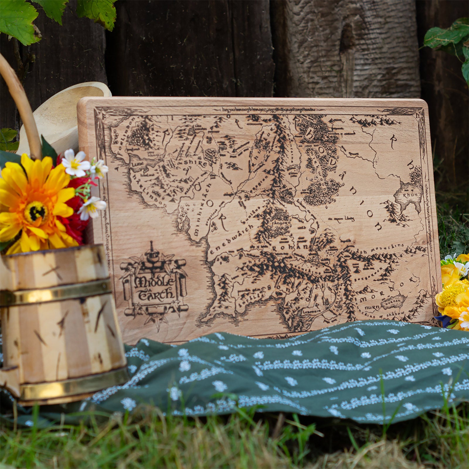 Imagen del producto Señor de los Anillos - Tabla de cortar de madera de haya con mapa de la Tierra Media