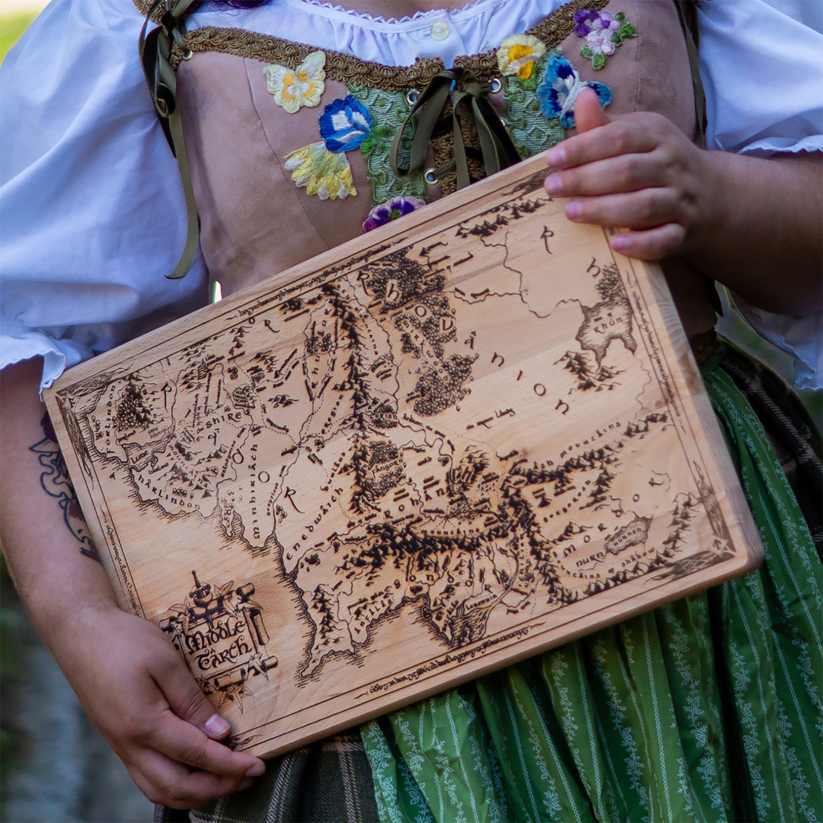 Imagen del producto Señor de los Anillos - Tabla de cortar de madera de haya con mapa de la Tierra Media