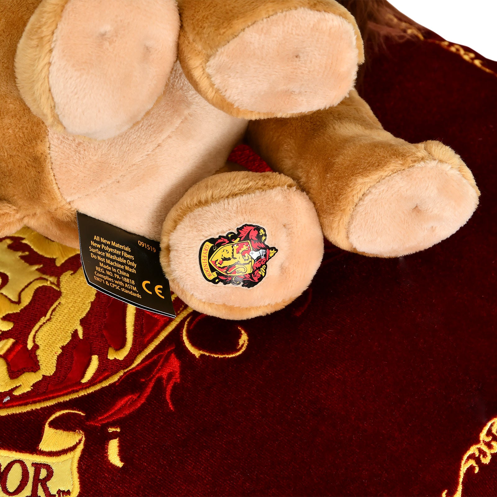 Imagen del producto Harry Potter - Almohada con escudo de Gryffindor y figura de peluche