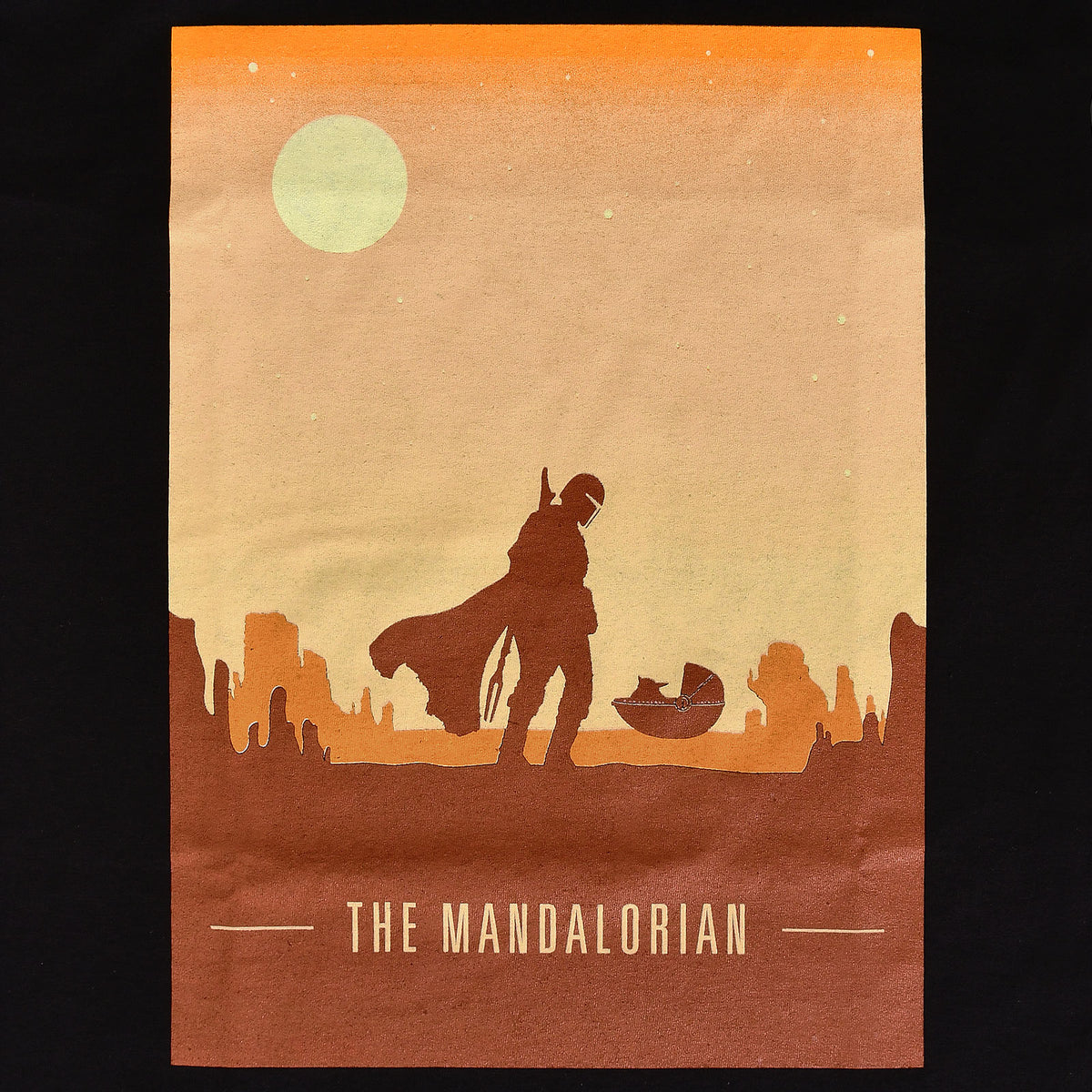 Imagen del producto Camiseta negra con póster retro de The Mandalorian - Star Wars