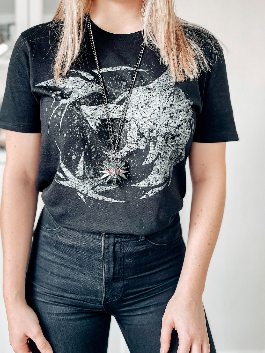 Imagen del producto Camiseta con emblema de lobo para fans de Witcher, negra