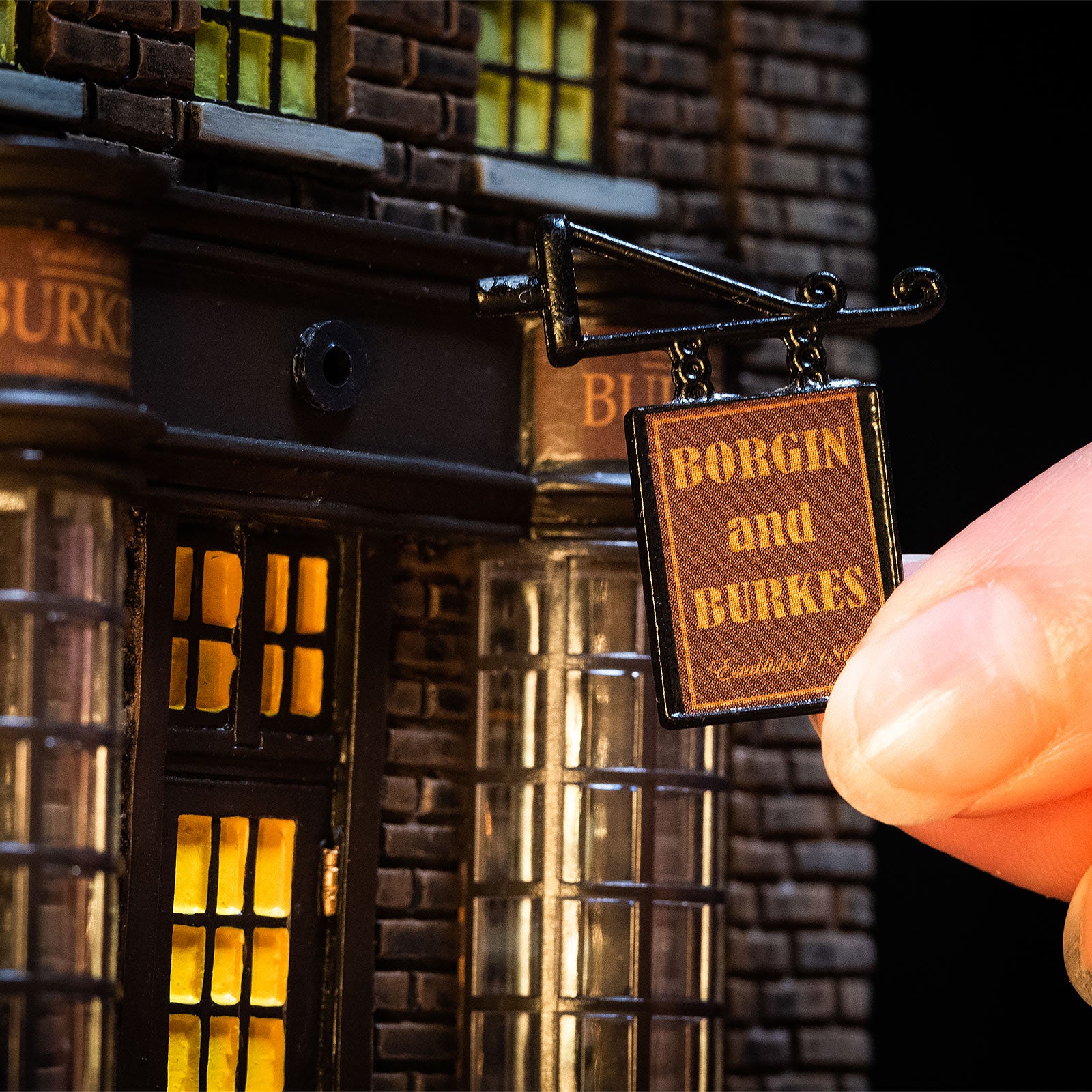 Imagen del producto Réplica Miniatura de la Tienda Borgin & Burkes con Iluminación - Harry Potter