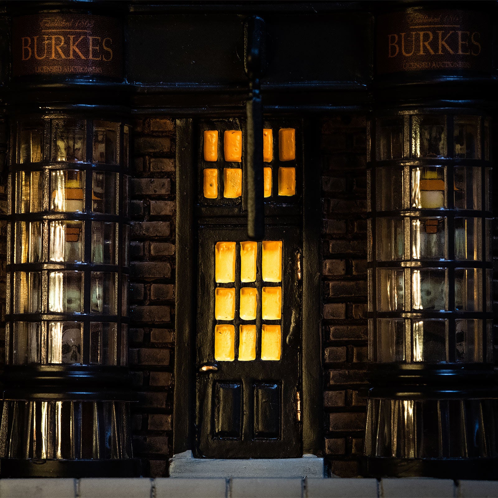 Imagen del producto Réplica Miniatura de la Tienda Borgin & Burkes con Iluminación - Harry Potter