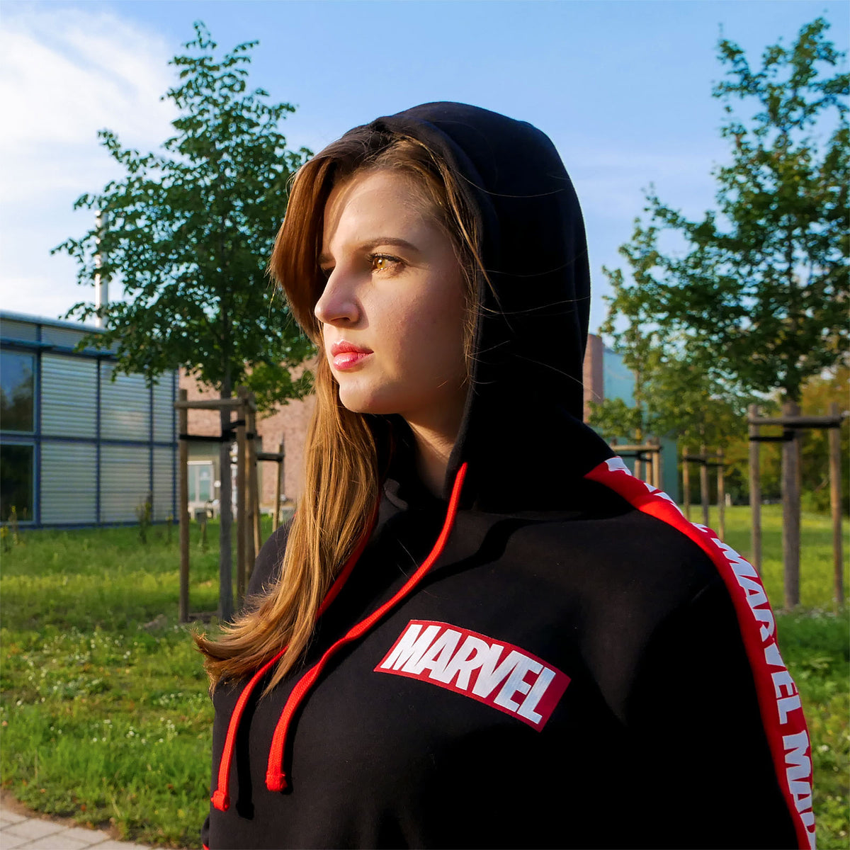Imagen del producto Marvel - Sudadera con capucha y estampado en la manga negra