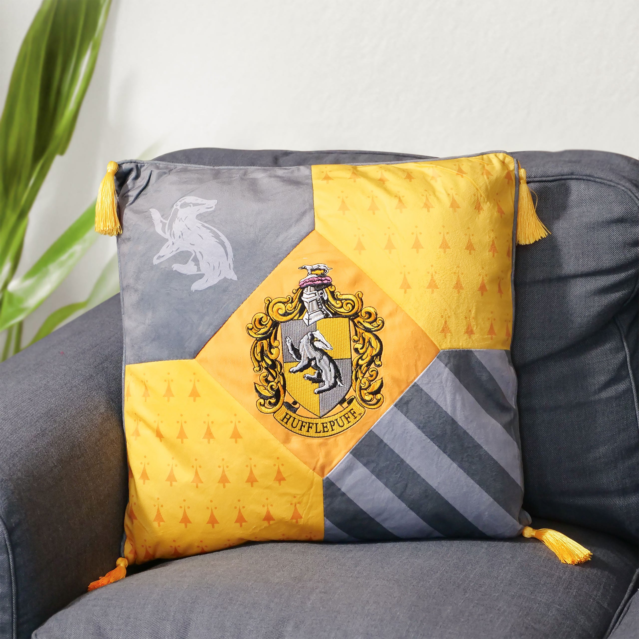 Imagen del producto Harry Potter - Almohada Hufflepuff con borlas deluxe