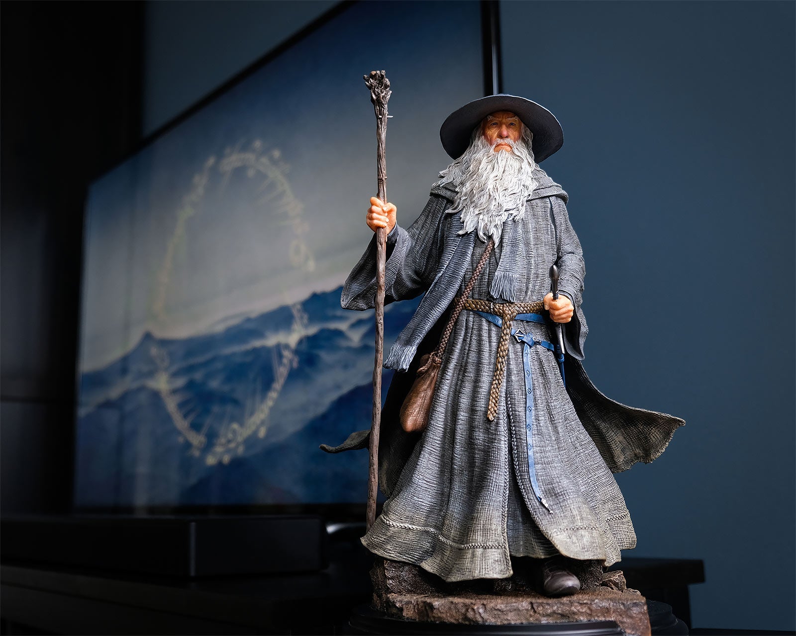 Imagen del producto El Señor de los Anillos - Gandalf el Gris Classic Series Figura Deluxe 35 cm