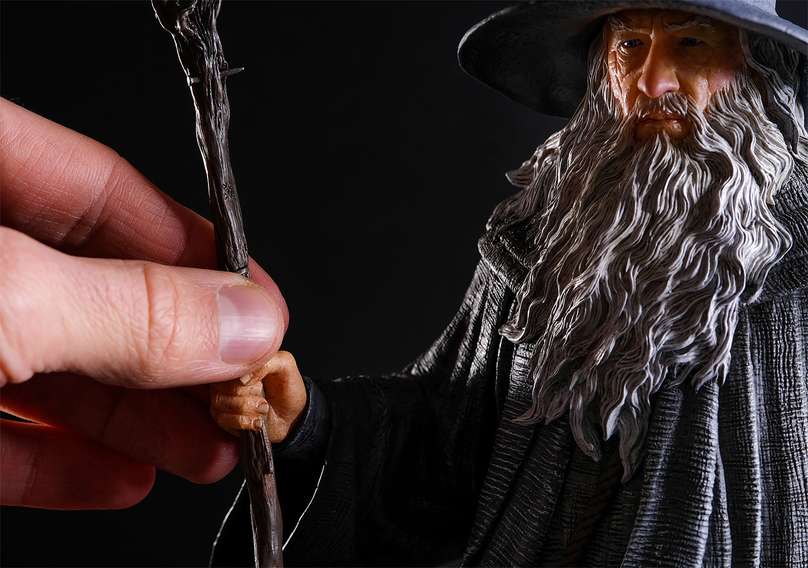 Imagen del producto El Señor de los Anillos - Gandalf el Gris Classic Series Figura Deluxe 35 cm
