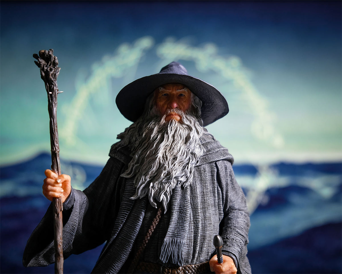 Imagen del producto El Señor de los Anillos - Gandalf el Gris Classic Series Figura Deluxe 35 cm
