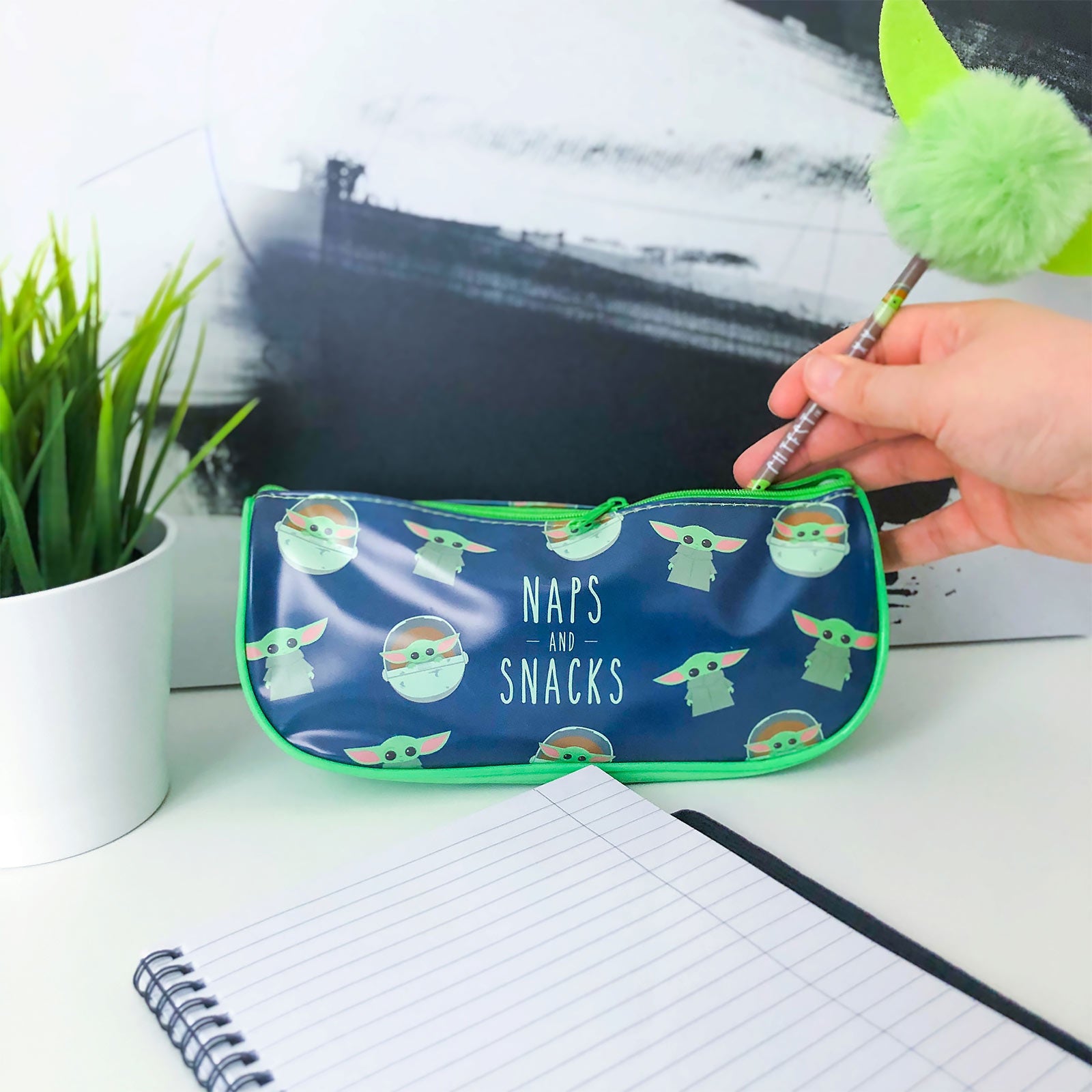 Imagen del producto Estuche The Child Naps and Snacks - Star Wars The Mandalorian