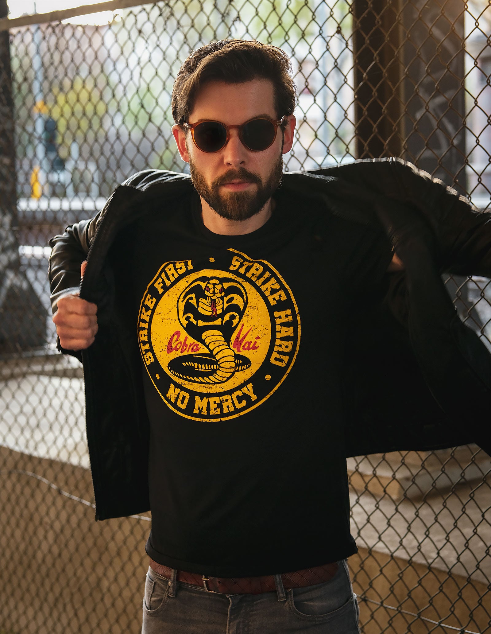 Imagen del producto Camiseta negra con el logo de Cobra Kai para fans de Karate Kid
