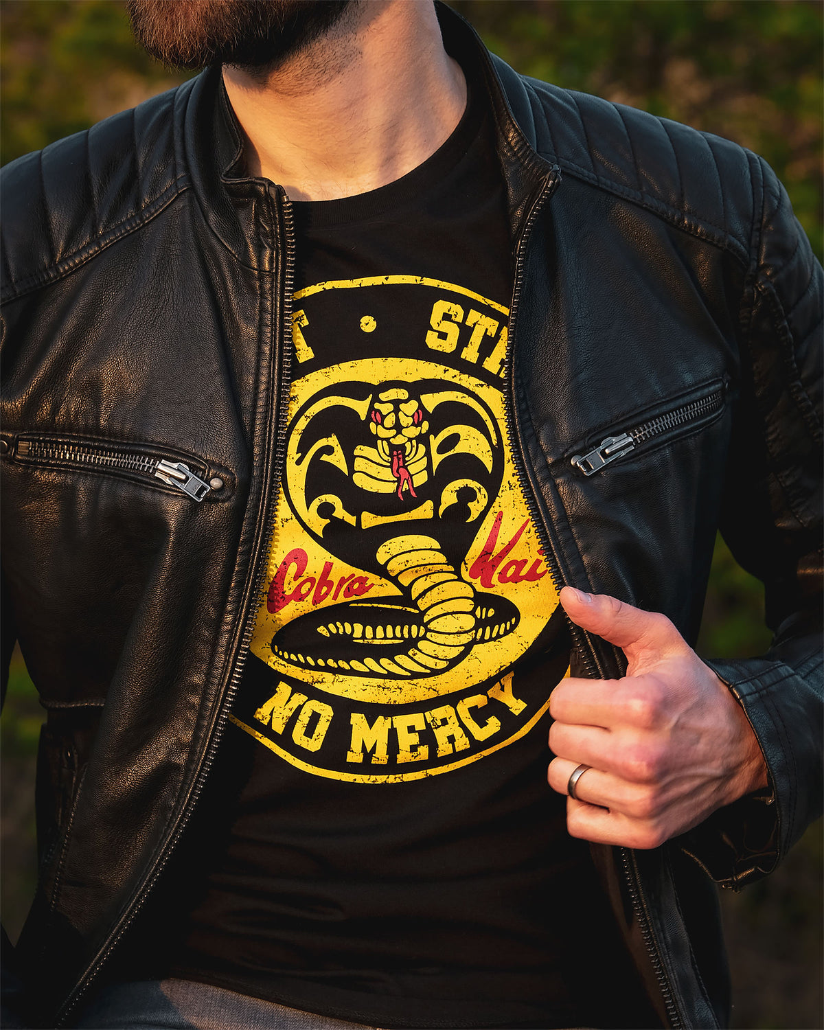 Imagen del producto Camiseta negra con el logo de Cobra Kai para fans de Karate Kid
