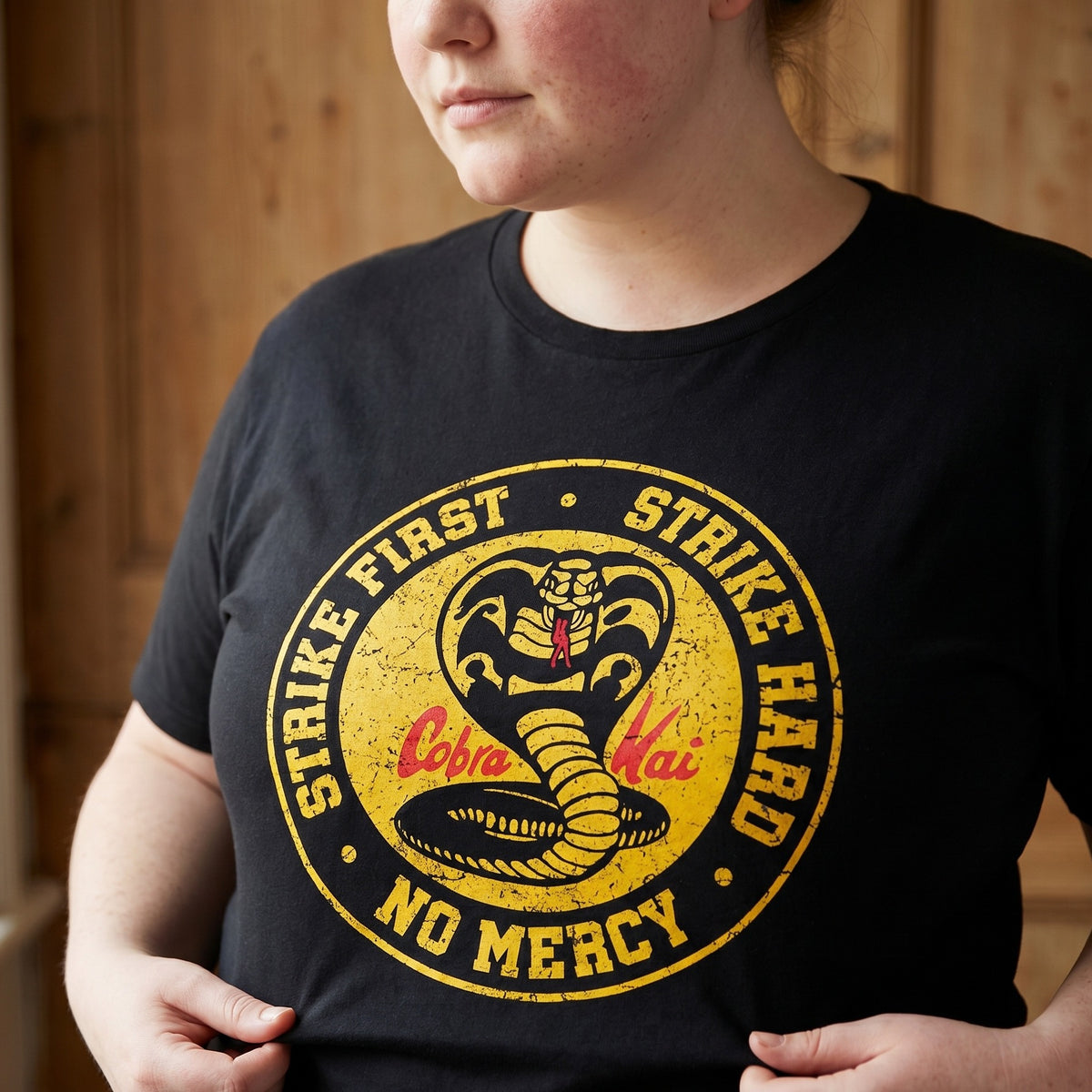 Imagen del producto Camiseta negra con el logo de Cobra Kai para fans de Karate Kid
