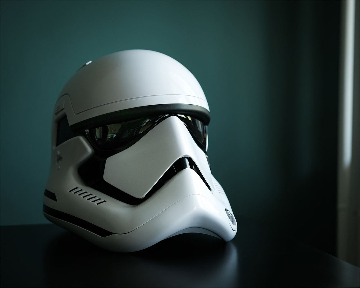 Imagen del producto Réplica del casco de Stormtrooper de la Primera Orden con distorsionador de voz - Star Wars