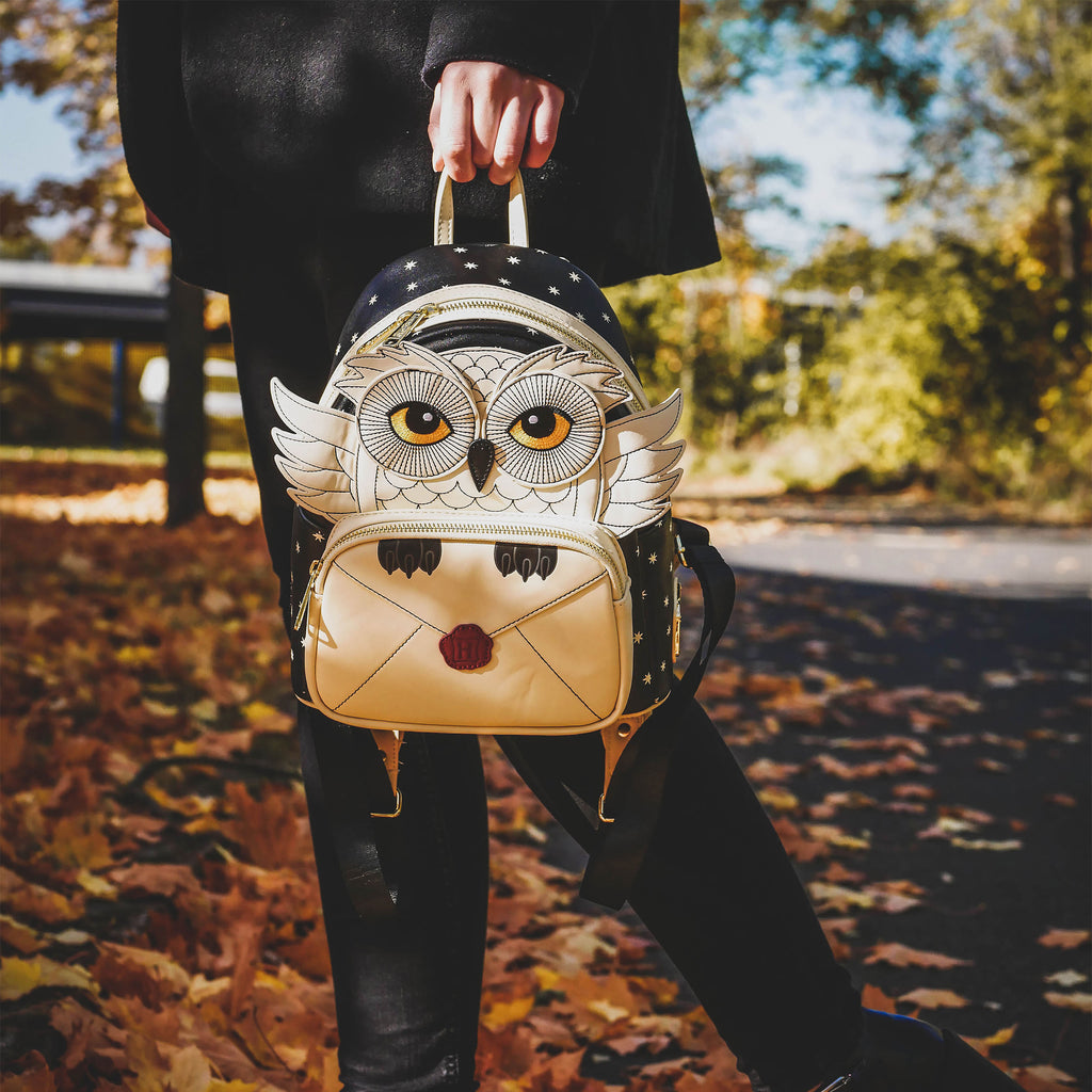 Imagen del producto Harry Potter - Hedwig con Mini Mochila de Carta de Hogwarts