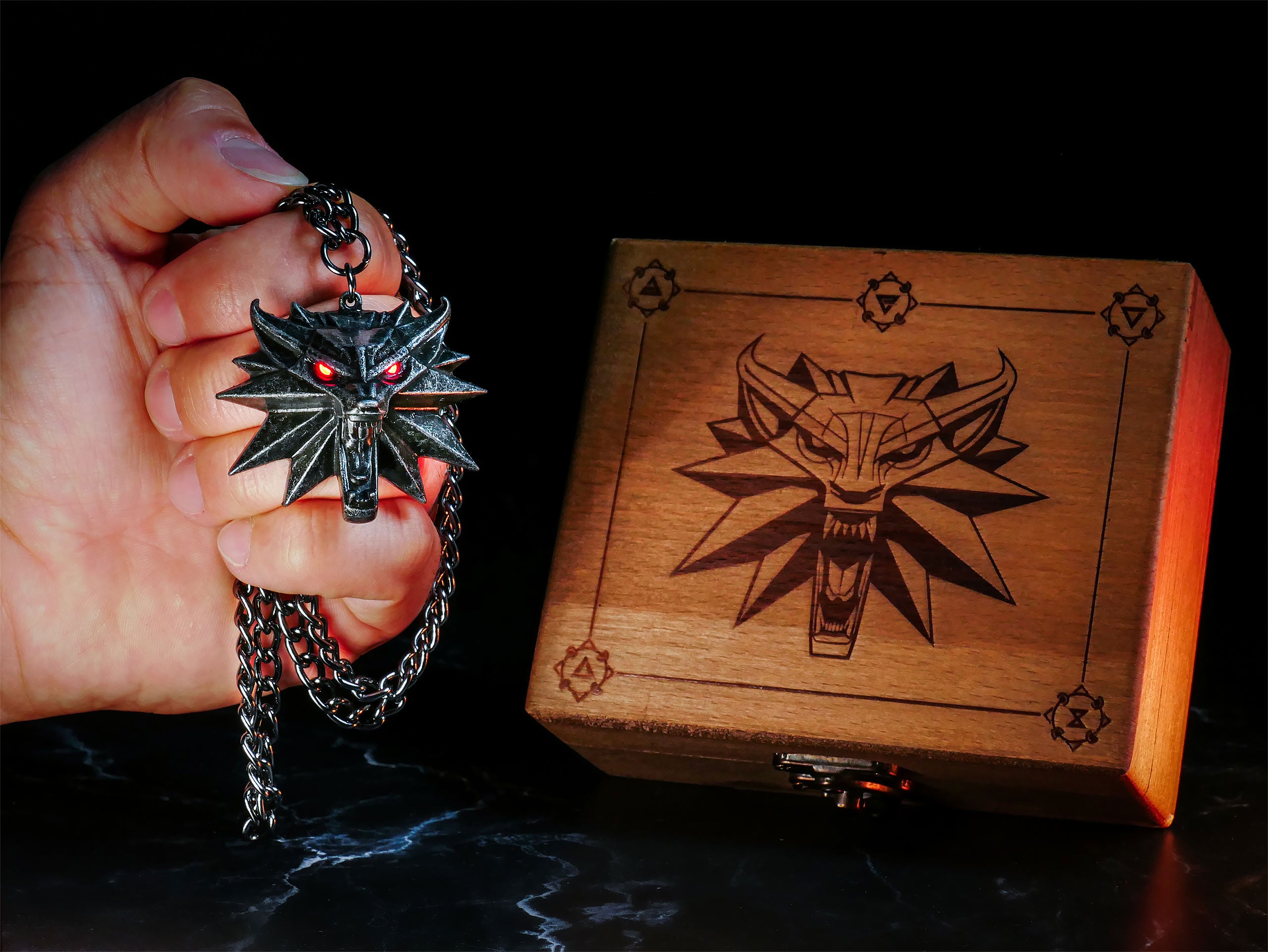 Imagen del producto Witcher - Medallón Wild Hunt con ojos LED en caja de regalo