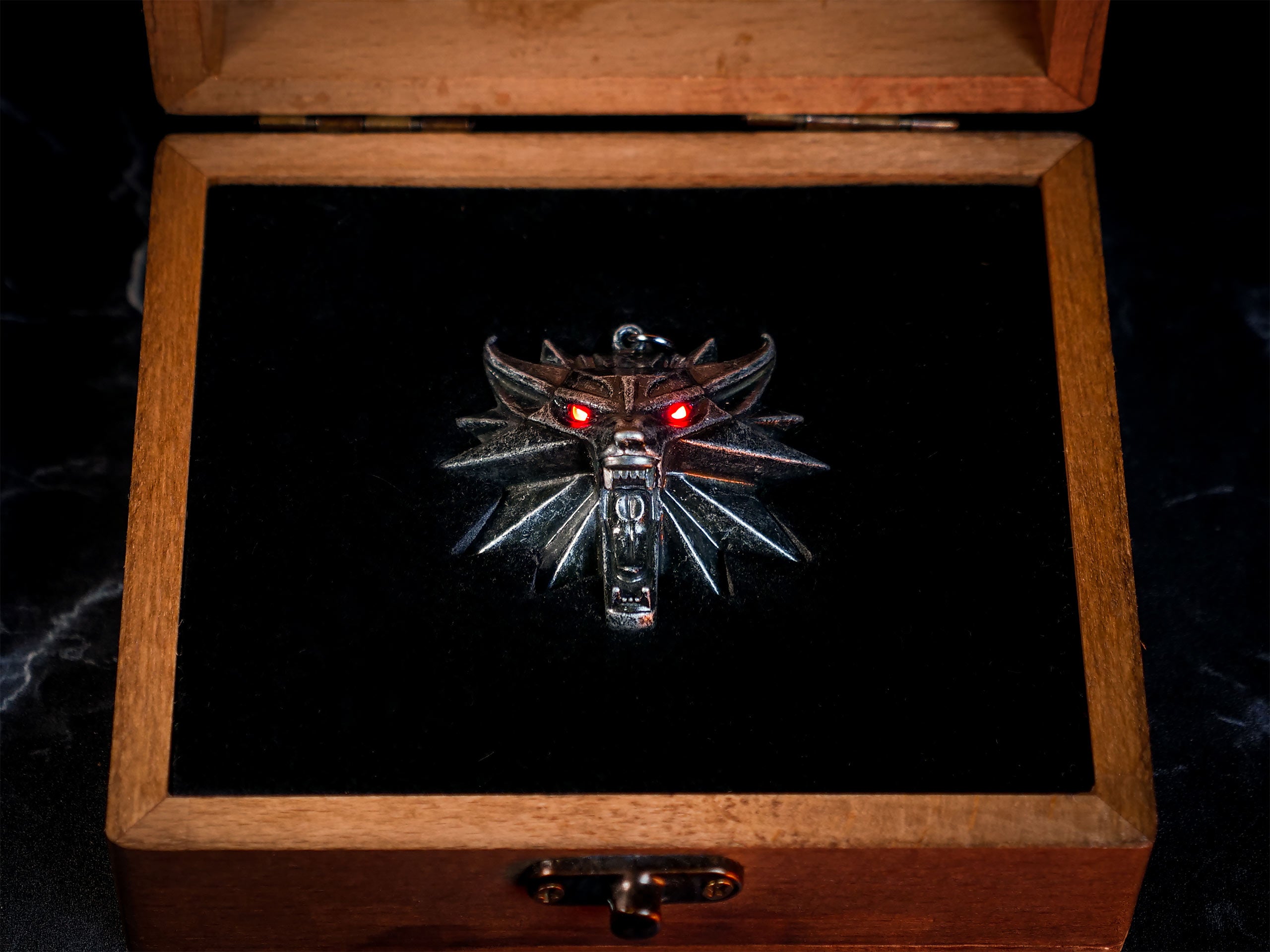 Imagen del producto Witcher - Medallón Wild Hunt con ojos LED en caja de regalo