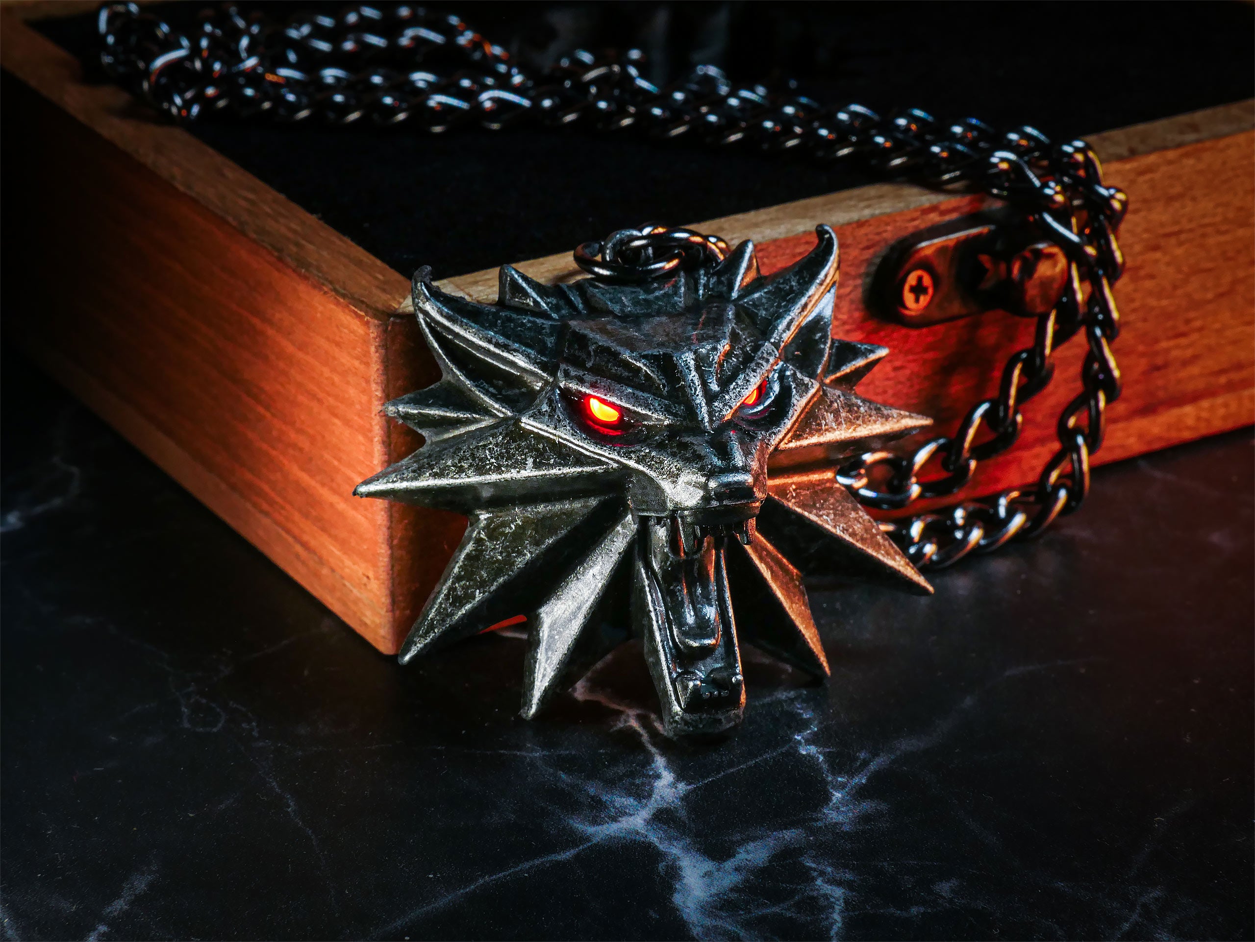 Imagen del producto Witcher - Medallón Wild Hunt con ojos LED en caja de regalo