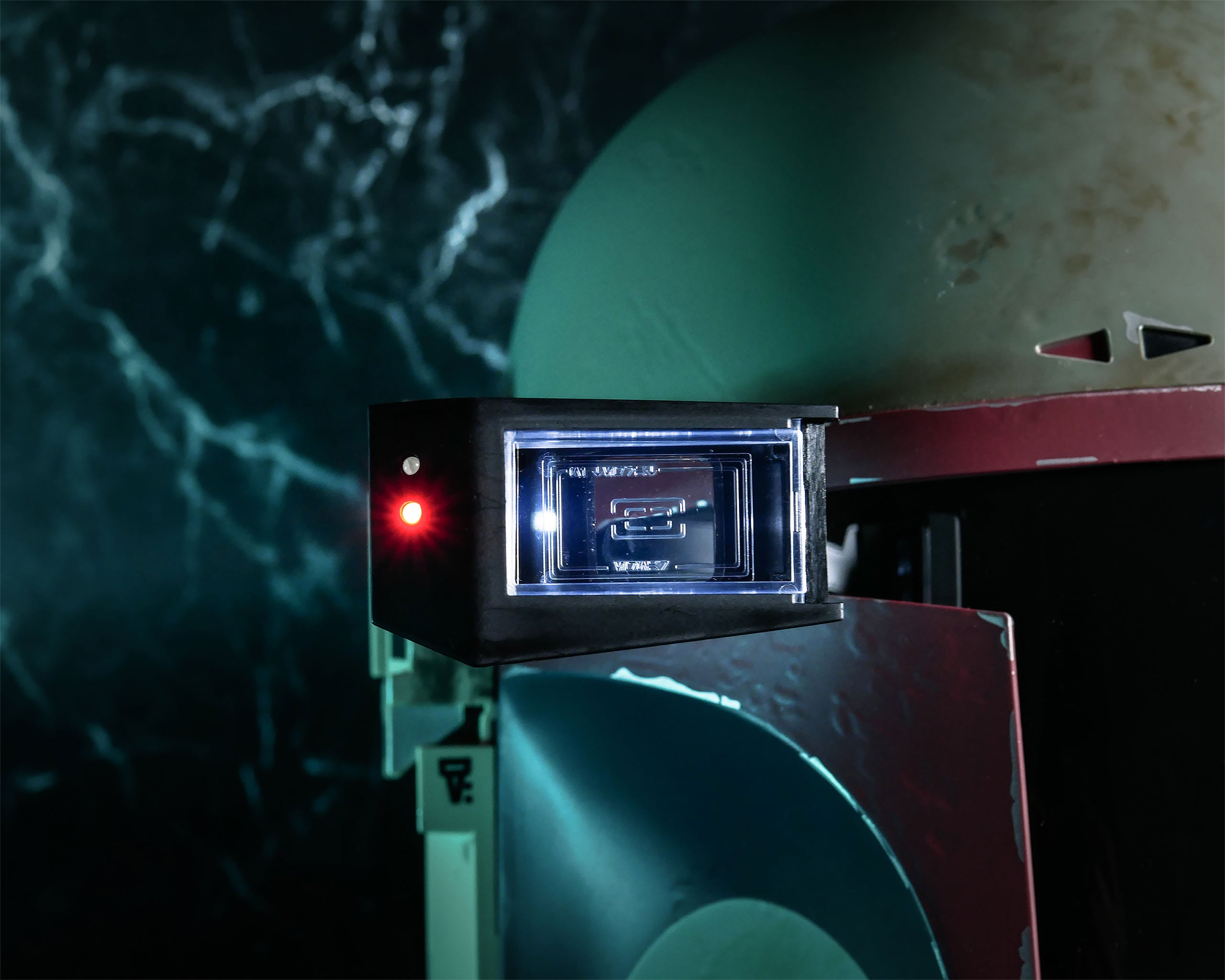 Imagen del producto Réplica de casco premium de Boba Fett Re-Armored con efectos de luz - Star Wars
