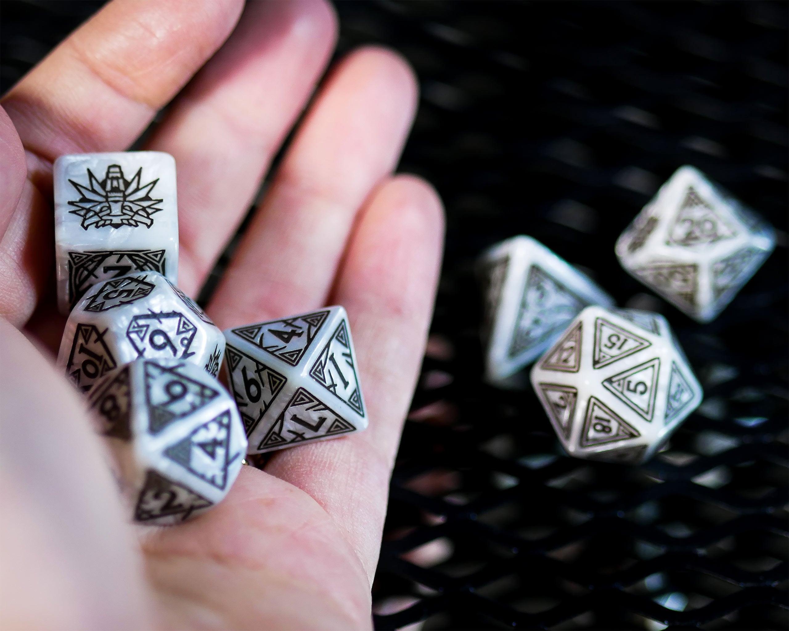 Imagen del producto Witcher - Geralt Lobo Blanco RPG Set de Dados 7 piezas con Moneda de Colección