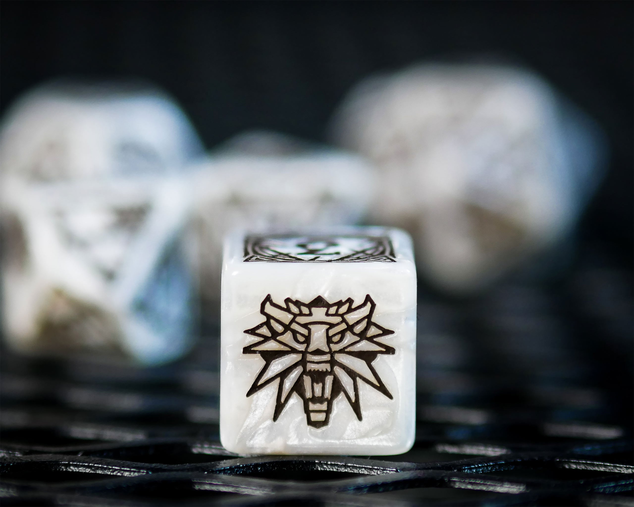 Imagen del producto Witcher - Geralt Lobo Blanco RPG Set de Dados 7 piezas con Moneda de Colección