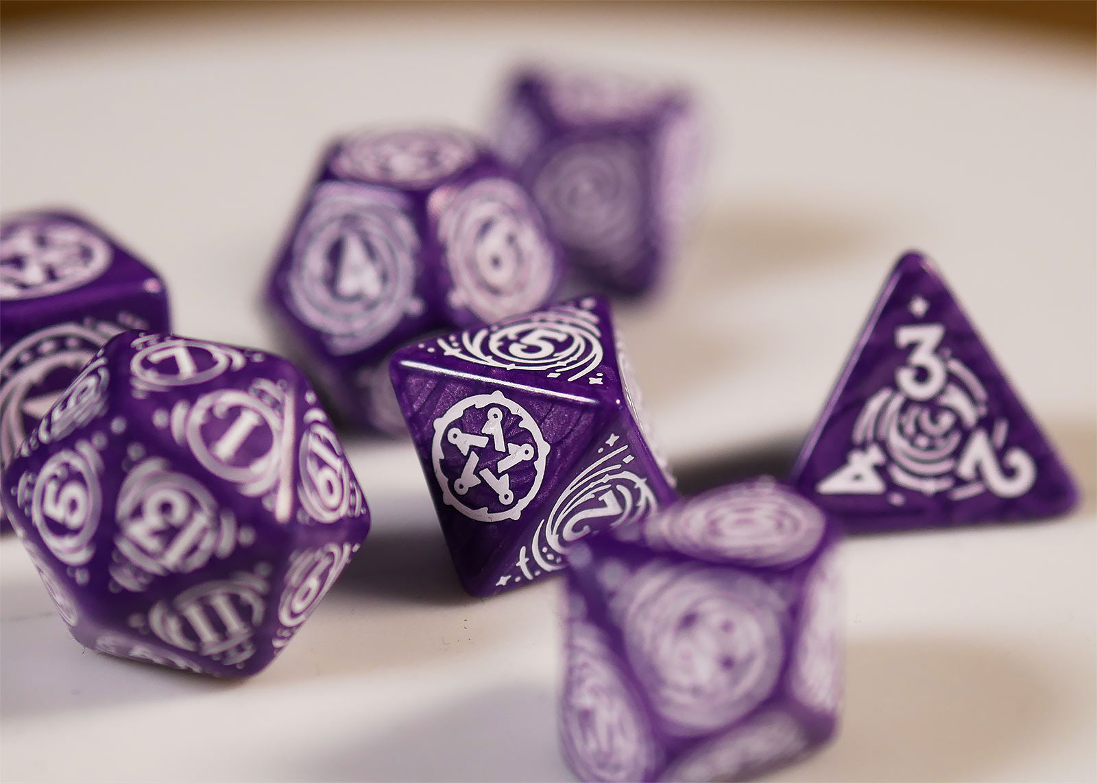 Imagen del producto Witcher - Yennefer Lilac & Gooseberries RPG Set de Dados 7 piezas con Moneda de Colección