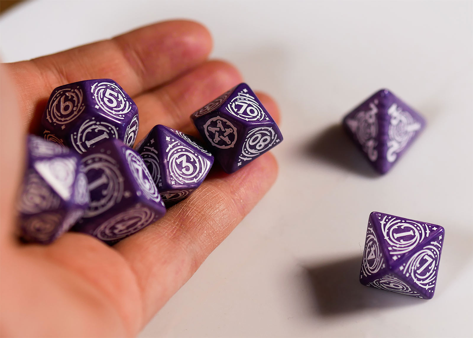 Imagen del producto Witcher - Yennefer Lilac & Gooseberries RPG Set de Dados 7 piezas con Moneda de Colección