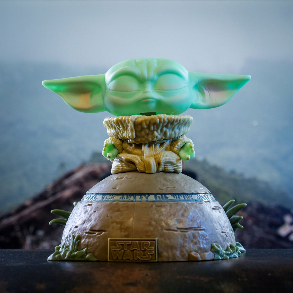Imagen del producto Grogu usando la Fuerza Figura Funko Pop con efectos de luz y sonido - Star Wars The Mandalorian