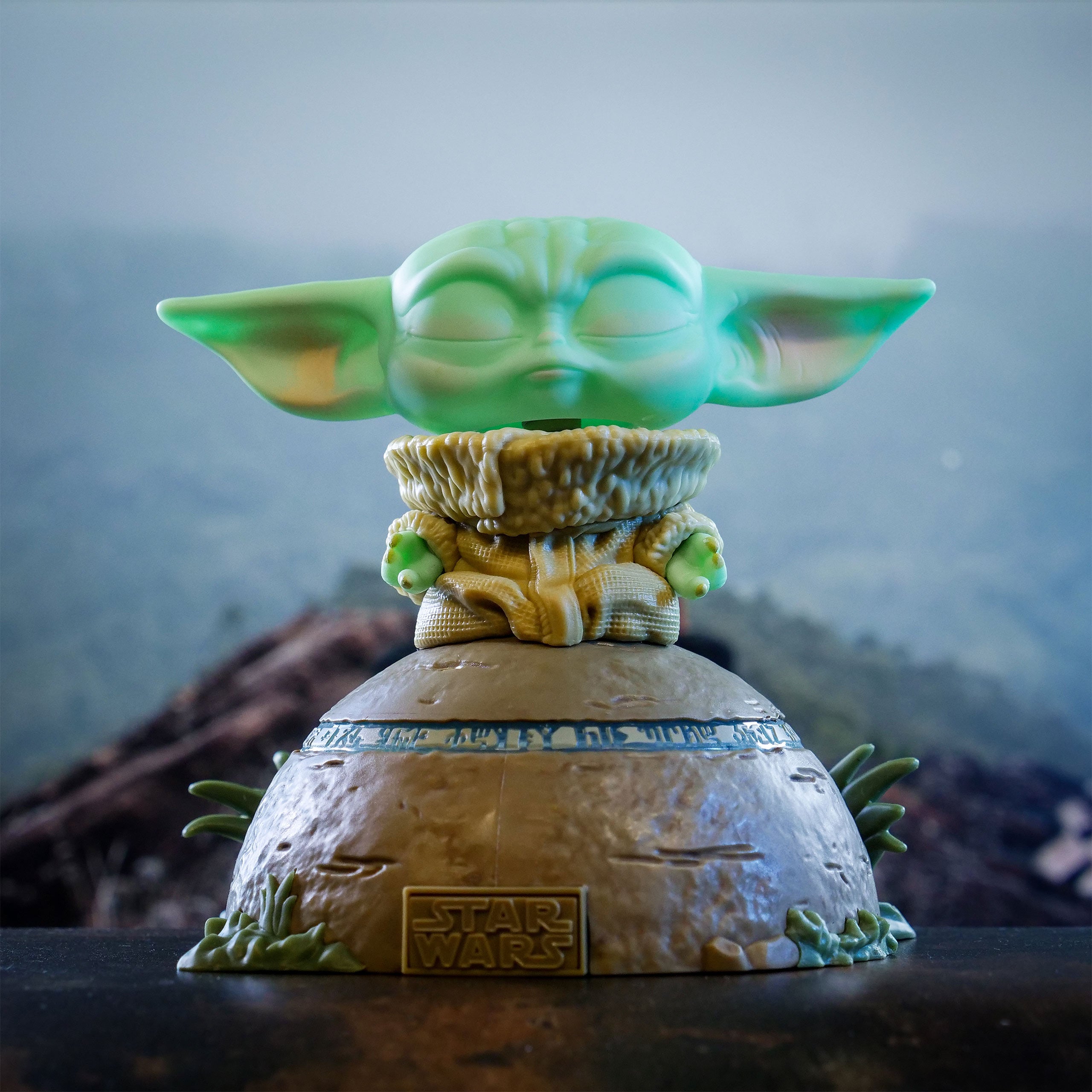Imagen del producto Grogu usando la Fuerza Figura Funko Pop con efectos de luz y sonido - Star Wars The Mandalorian