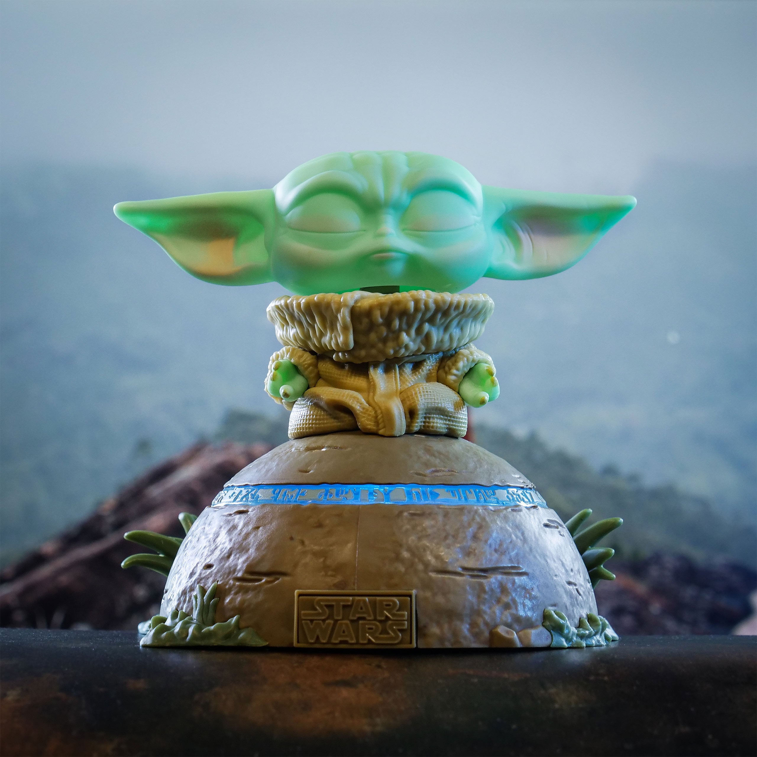 Imagen del producto Grogu usando la Fuerza Figura Funko Pop con efectos de luz y sonido - Star Wars The Mandalorian
