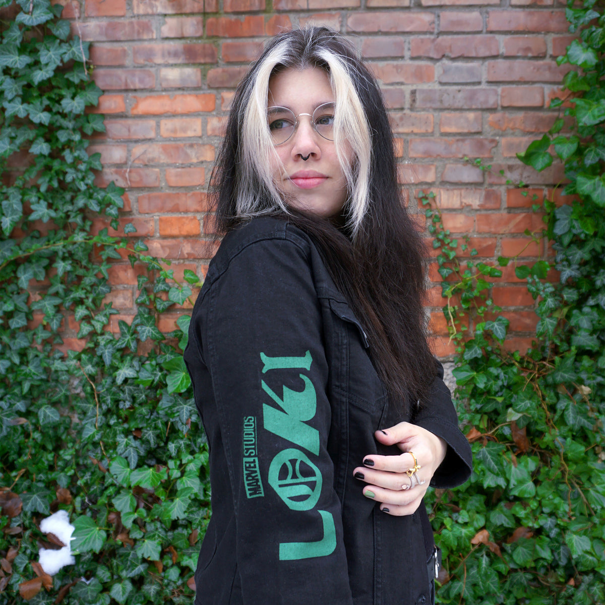 Imagen del producto Loki - Chaqueta vaquera con logo para mujer en negro
