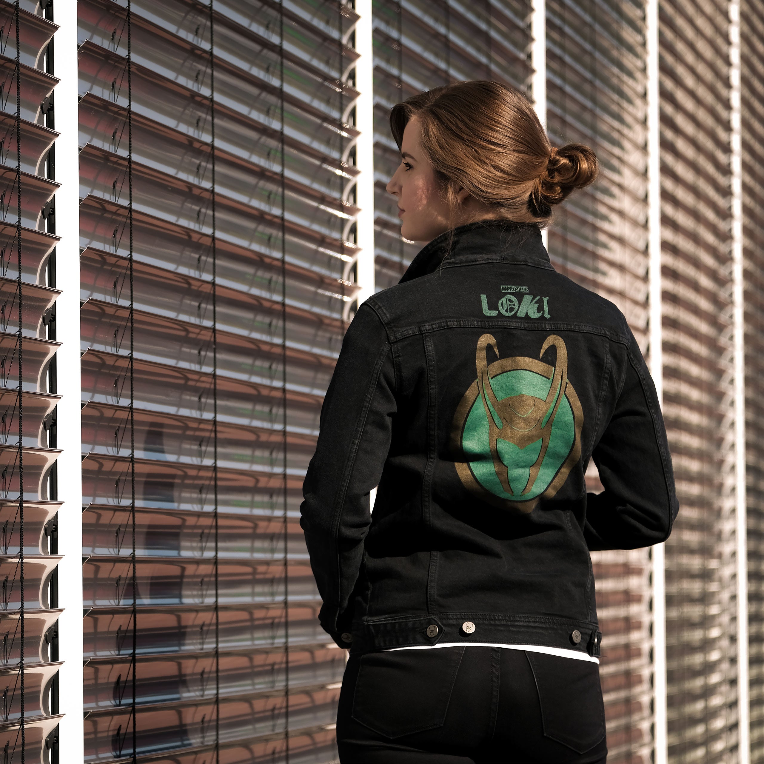 Imagen del producto Loki - Chaqueta vaquera con logo para mujer en negro