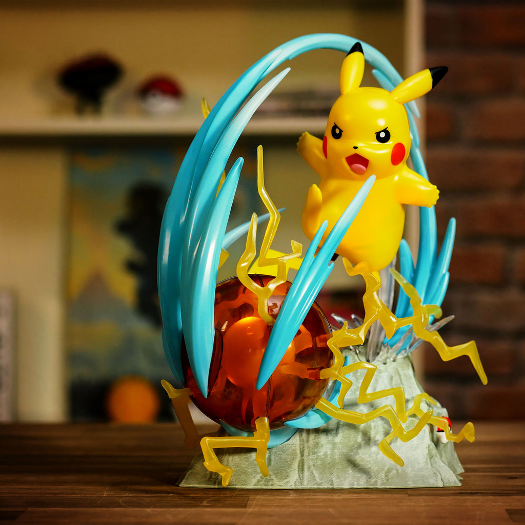 Imagen del producto Pokemon - Estatua Deluxe de Pikachu Aniversario con función de luz 32 cm