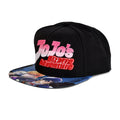 Imagen del producto JoJo's Bizarre Adventure - Gorra Snapback con logo negra